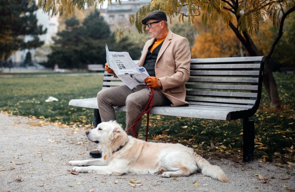 homme avec un chien