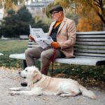 homme avec un chien