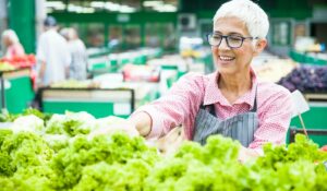 femme senior qui travaille
